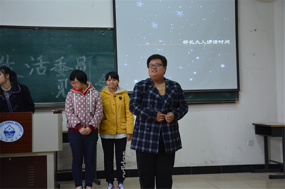 1446438379196024.jpg 图为数学与统计学院生活权益部部长谢杨讲话.jpg