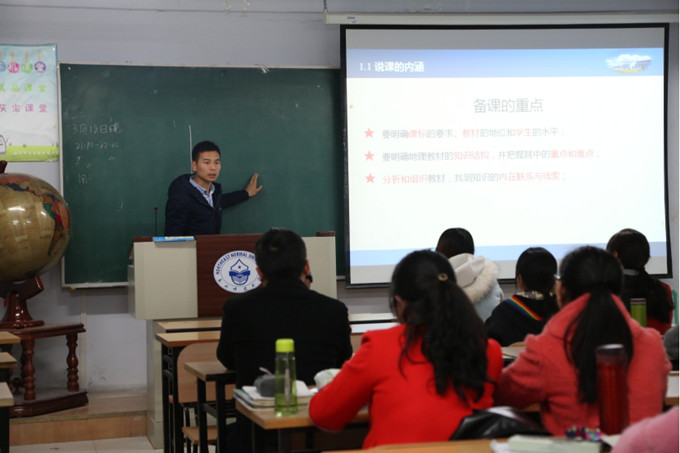 1458400402755276.jpg 图为丁继昭学长为选手讲解备课重点。.jpg