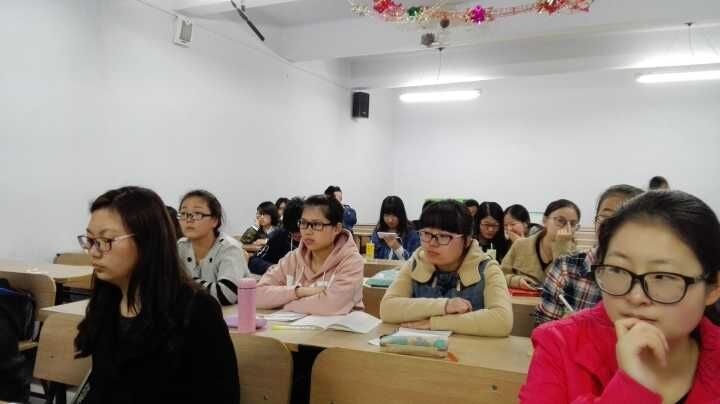 同学们正在认真听讲.jpg