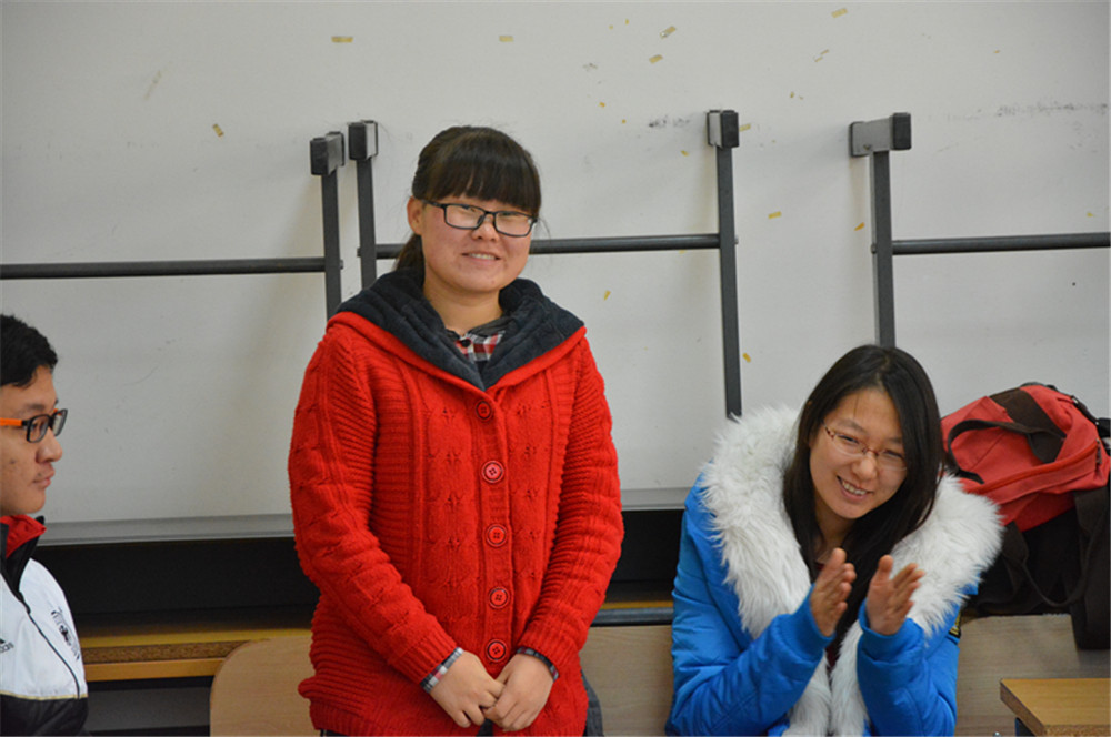 1446438368778334.jpg 图为数学与统计学院生活委员做自我介绍.jpg