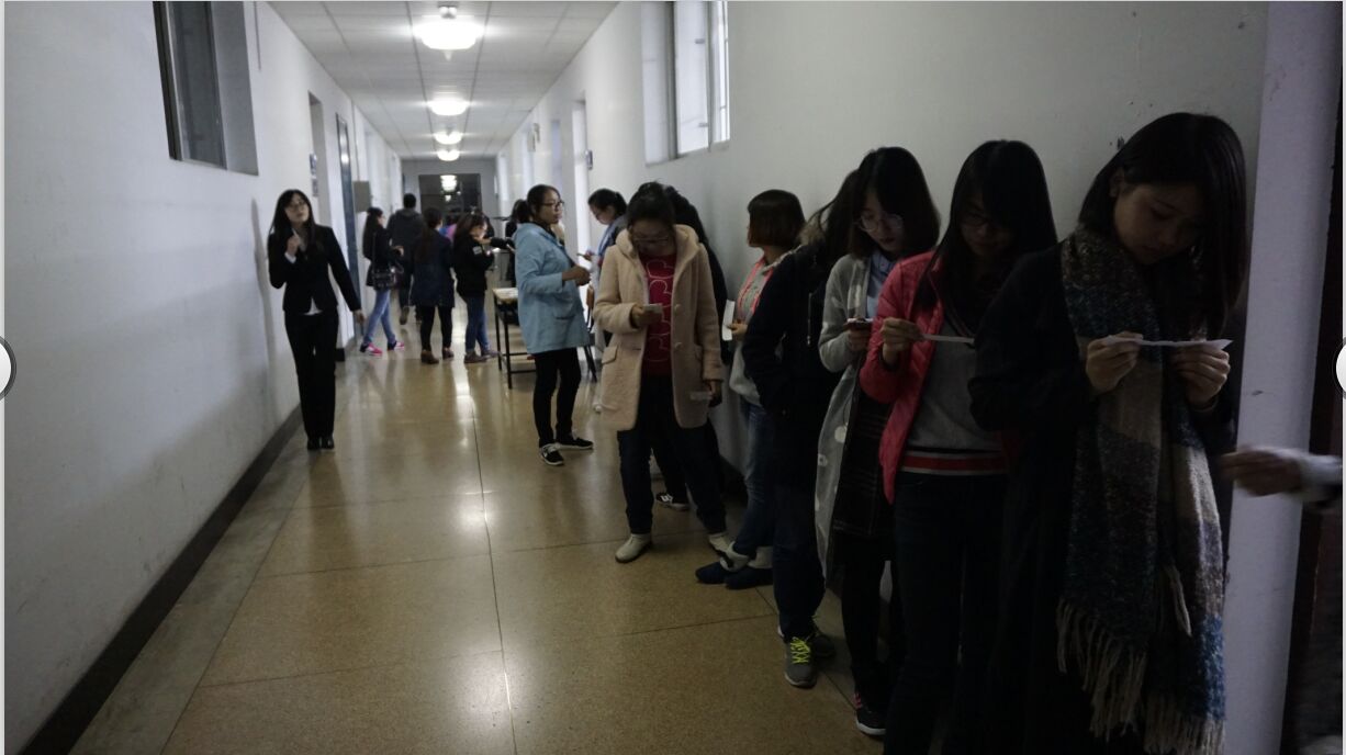 1446129576582168.jpg 同学们在候场.jpg