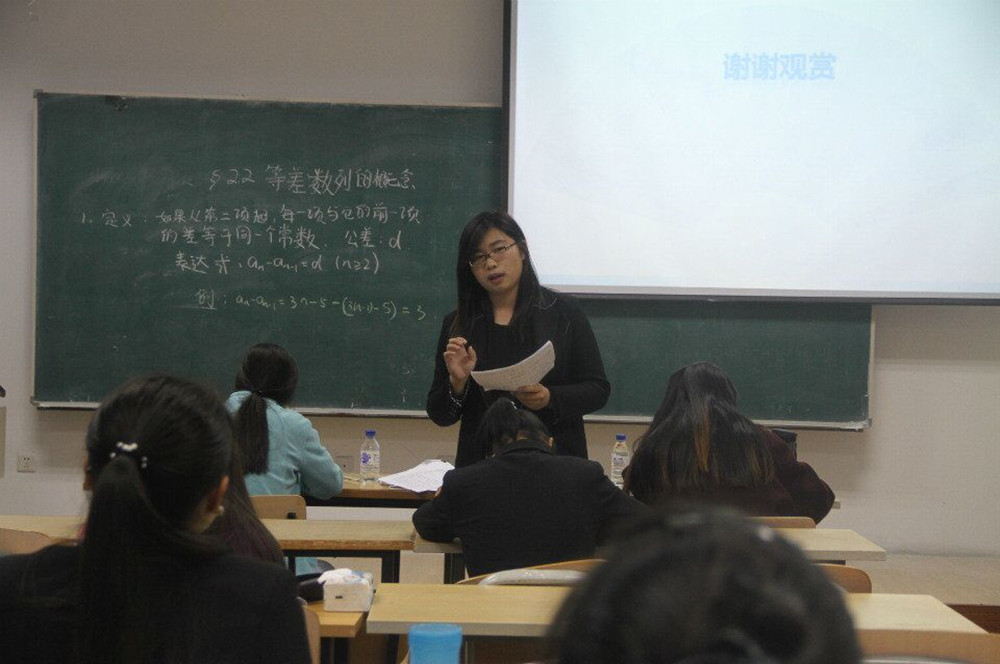 图为数学统计学院2016少数民族教技比赛评委点评.jpg