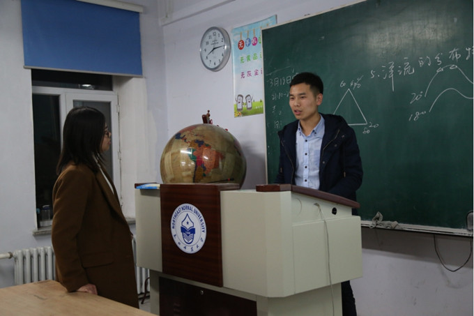 1458400383303990.jpg 图为丁继昭学长与选手交流比赛经验.jpg