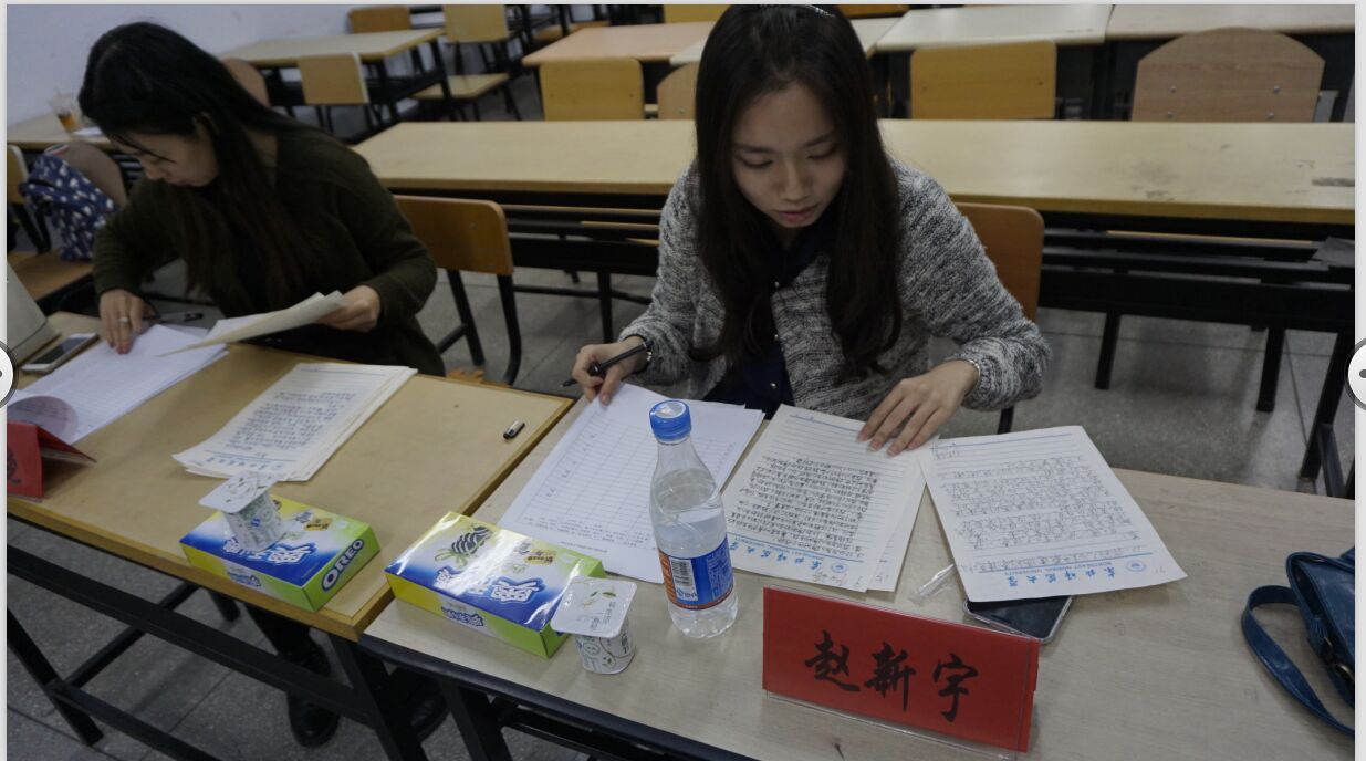 1446129570769799.jpg 评委在认真打分.jpg